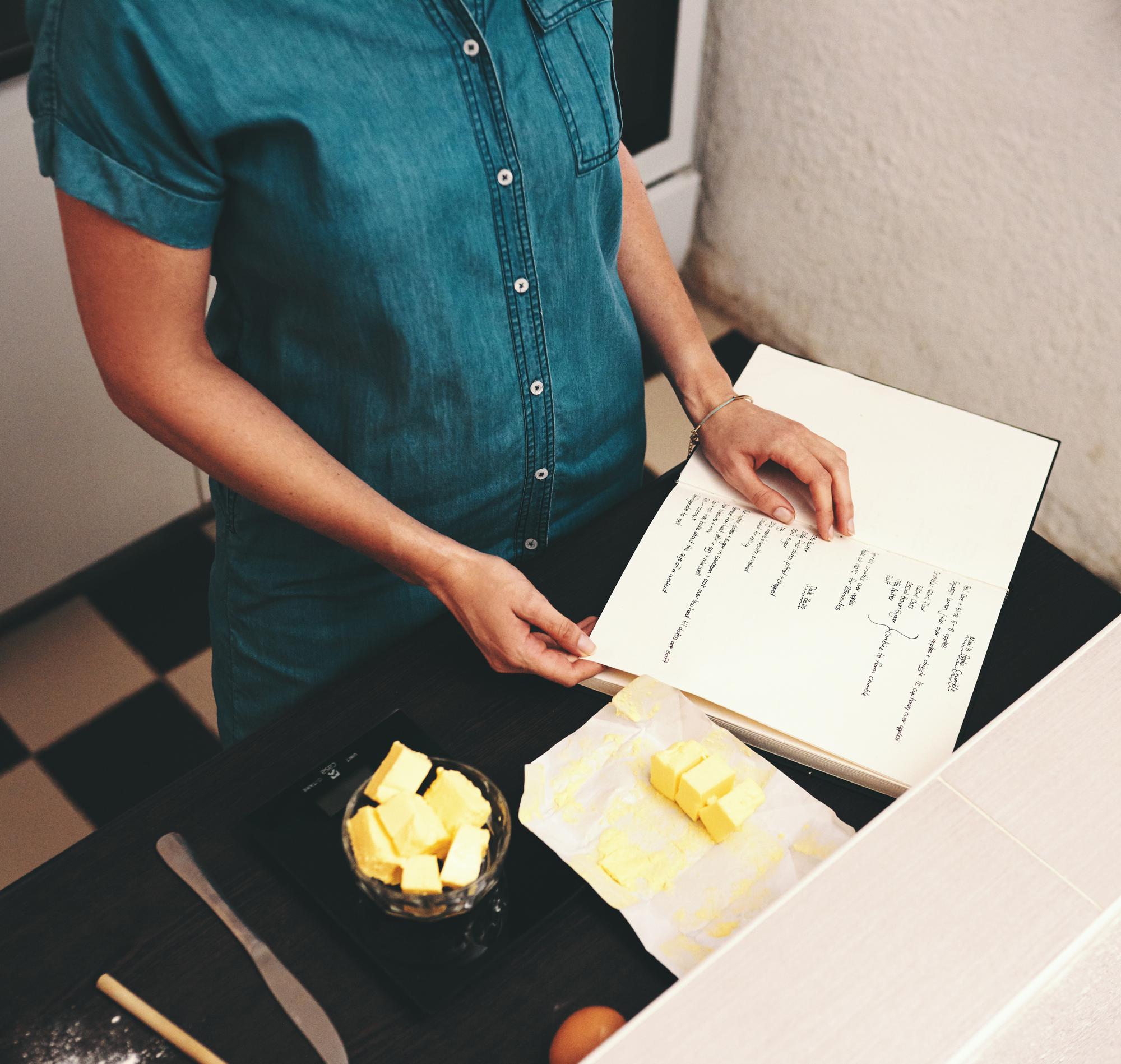 Chef notiert Rezeptdetails neben Teller