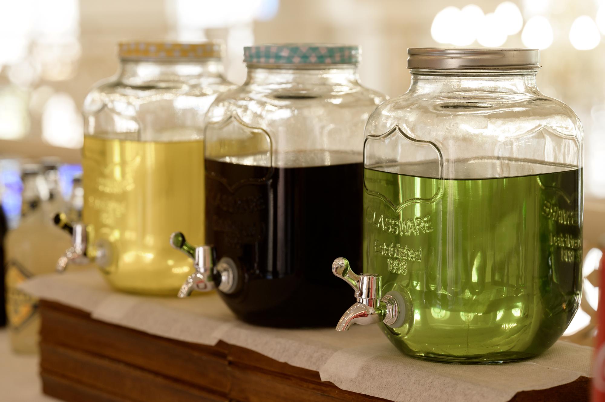 Detailaufnahme: fermentierende Gläser im Regal