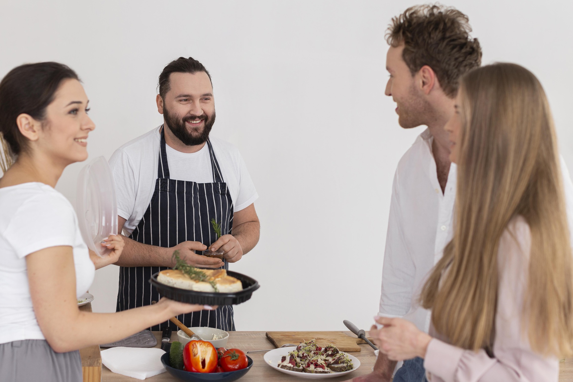 Team beim Degustieren eines neuen Gerichts